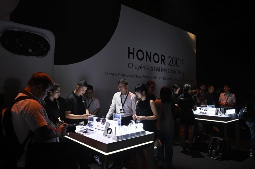 Với chủ đề ‘Trải nghiệm Chụp Ảnh Chân Dung Chuẩn Studio Harcourt Paris Đáng Giá 2000 Euro’ sự kiện ra mắt HONOR 200 5G đã mang đến những màn trình diễn ấn tượng và không gian trải nghiệm cực kỳ thú vị.