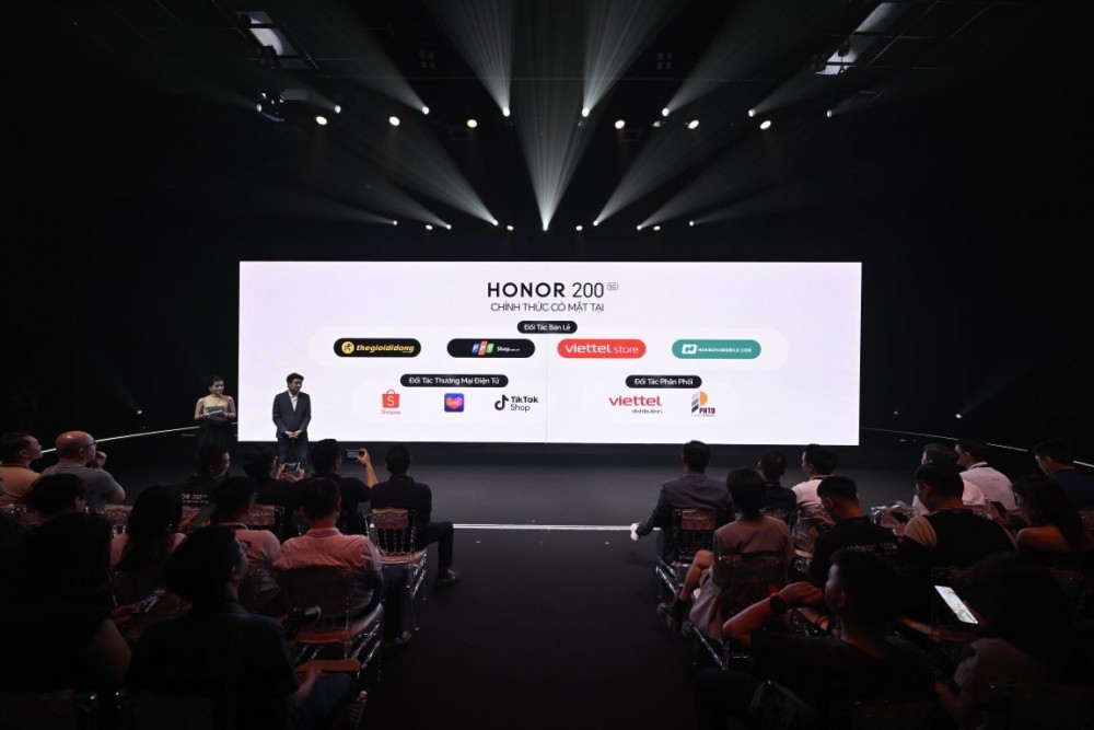  HONOR 200 có hai màu sắc Đen Huyền Thoại và Trắng Ánh Trăng cùng 
