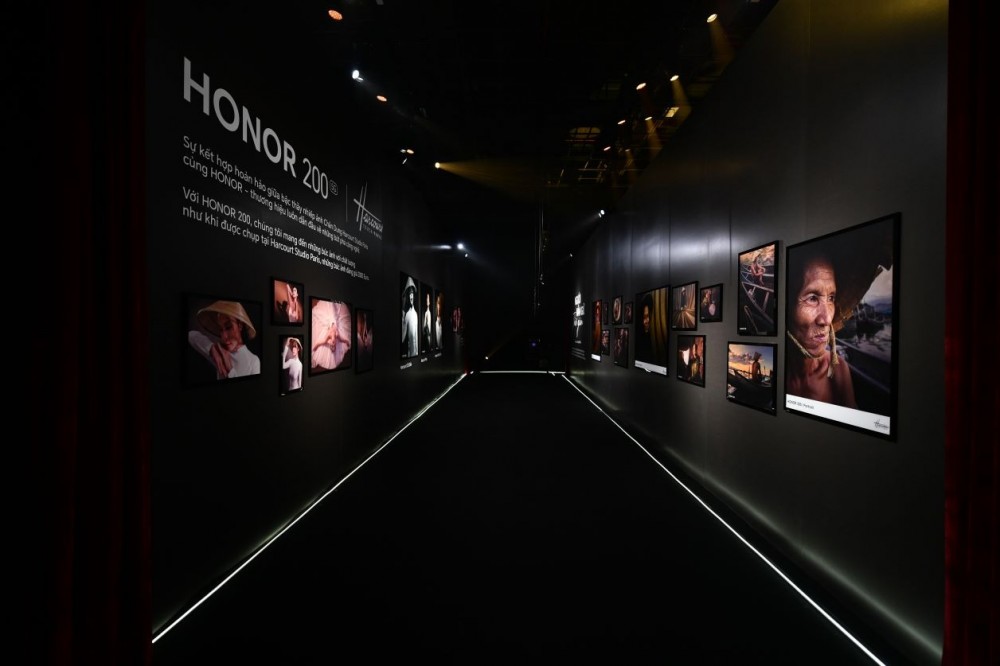 Với chủ đề ‘Trải nghiệm Chụp Ảnh Chân Dung Chuẩn Studio Harcourt Paris Đáng Giá 2000 Euro’ sự kiện ra mắt HONOR 200 5G đã mang đến những màn trình diễn ấn tượng và không gian trải nghiệm cực kỳ thú vị.