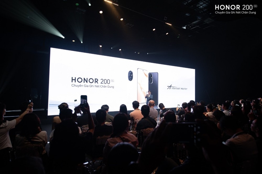 Với chủ đề ‘Trải nghiệm Chụp Ảnh Chân Dung Chuẩn Studio Harcourt Paris Đáng Giá 2000 Euro’ sự kiện ra mắt HONOR 200 5G đã mang đến những màn trình diễn ấn tượng và không gian trải nghiệm cực kỳ thú vị.