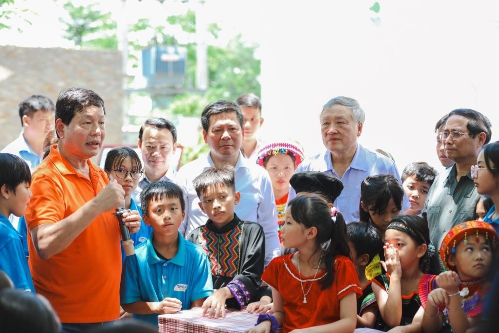 Thủ tướng Phạm Minh Chính thăm hỏi và động viên thầy trò trường Hy Vọng nhân dịp năm học mới
