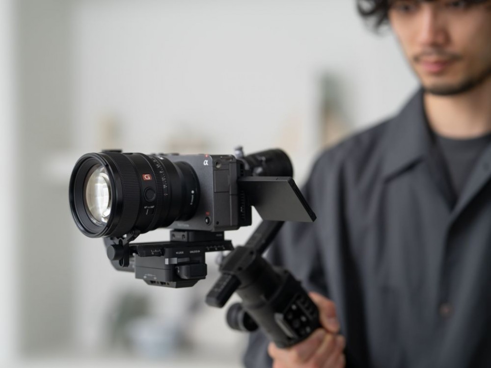 Đây là thế hệ tiếp theo của ống kính 85mm Full-frame trên ngàm E, mang đến độ phân giải cao và hiệu ứng bokeh ấn tượng cùng với tốc độ lấy nét nhanh lý tưởng cho nhiếp ảnh chân dung và quay phim điện ảnh.