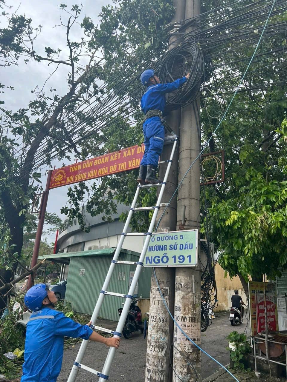 Tại Quảng Ninh, dự kiến đến trưa nay (8/9), VNPT sẽ xử lý khôi phục hoàn toàn liên lạc trên địa bàn tỉnh.