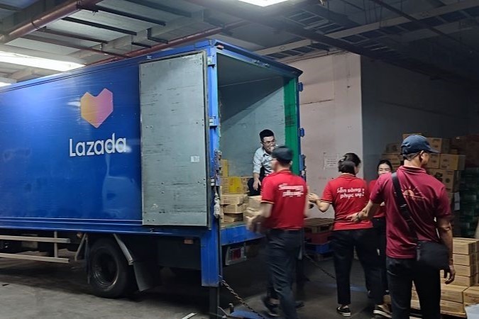 Với tinh thần “tương thân tương ái”, Lazada Việt Nam đã đóng góp khoản ủng hộ tổng giá trị 1,2 tỉ đồng cho Ủy ban Trung ương Mặt trận Tổ quốc Việt Nam, gồm 500 triệu đồng tiền mặt và nhu yếu phẩm thiết yếu trị giá 700 triệu đồng cho hai tỉnh chịu ảnh hưởng nặng nề là Lào Cai và Yên Bái.