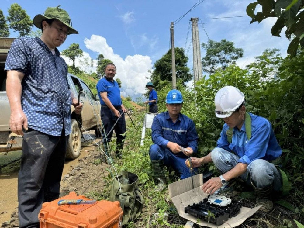 Các nhân viên kỹ thuật VNPT đang nỗ lực khôi phục hệ thống thông tin cho người dân tại Yên Bái.