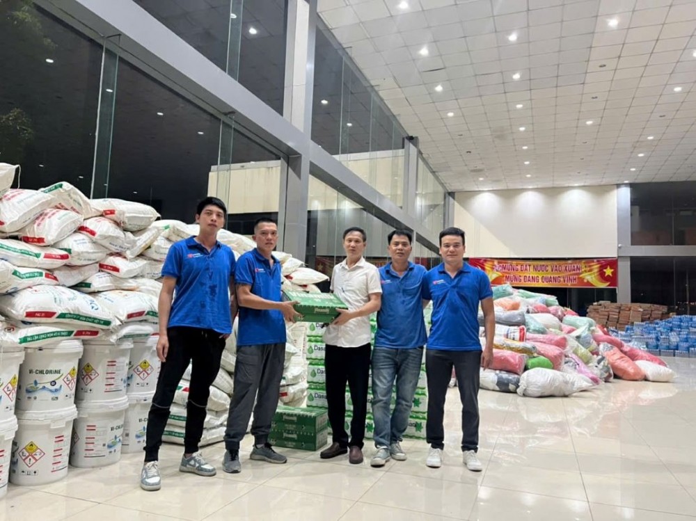 Ảnh 4_Đại diện Lazada trao nhu yếu phẩm cho đại diện MTTQ