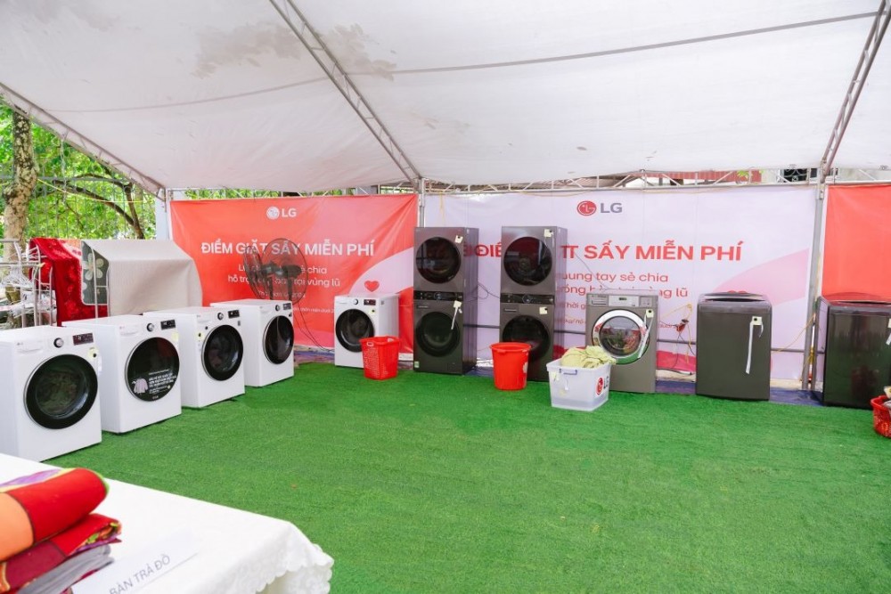 Nhằm hỗ trợ người dân các tỉnh phía Bắc bị ảnh hưởng nặng của đợt lũ vừa qua, hôm nay LG Electronics Việt Nam chính thức khởi động Trạm giặt sấy miễn phí tại hai tỉnh Nam Định và Yên Bái.
