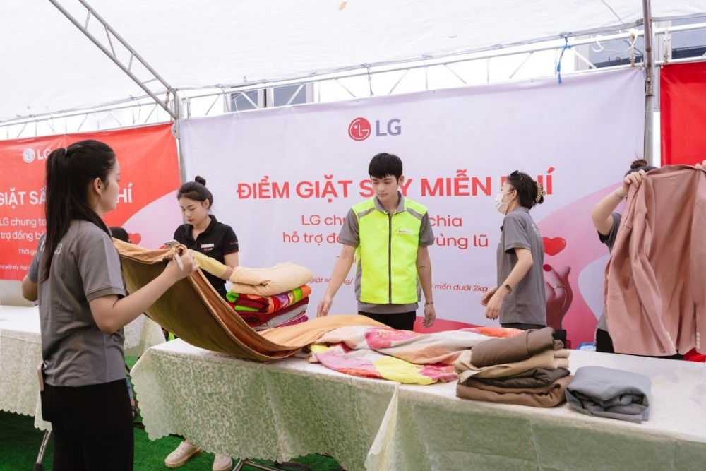 Nhằm hỗ trợ người dân các tỉnh phía Bắc bị ảnh hưởng nặng của đợt lũ vừa qua, hôm nay LG Electronics Việt Nam chính thức khởi động Trạm giặt sấy miễn phí tại hai tỉnh Nam Định và Yên Bái.