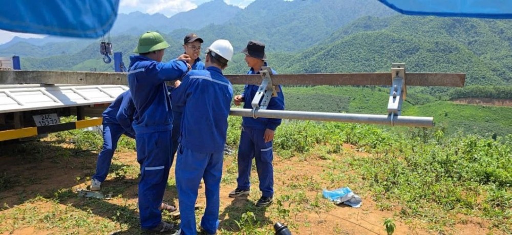 Để đồng bộ hạ tầng viễn thông, cung cấp kết nối thông tin thiết yếu cho người dân Làng Nủ tại khu vực tái định cư, ngày 19/9/2024, VNPT đã khởi công lắp đặt trạm phát sóng BTS tại địa điểm xây dựng bản mới cho bà con Làng Nủ.