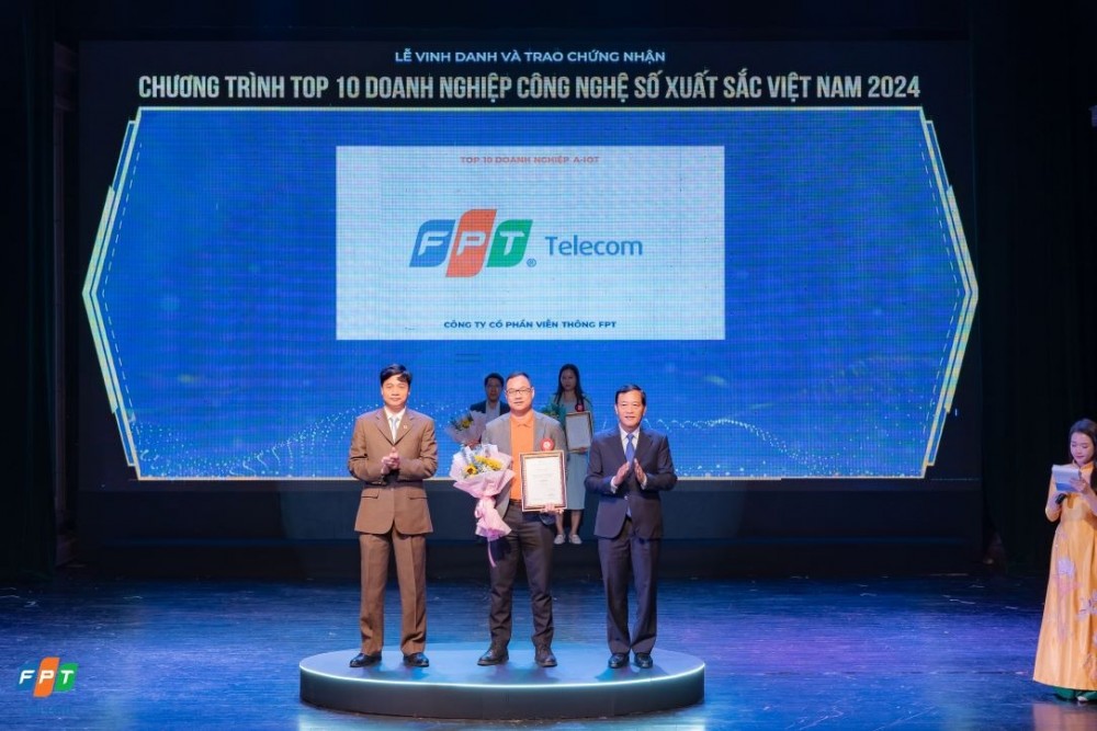Ông Đinh Cao Sơn - Giám đốc Trung tâm Sản phẩm công nghệ phía Bắc - nhận giải ICT ở hạng mục Top 10 doanh nghiệp A-IoT.