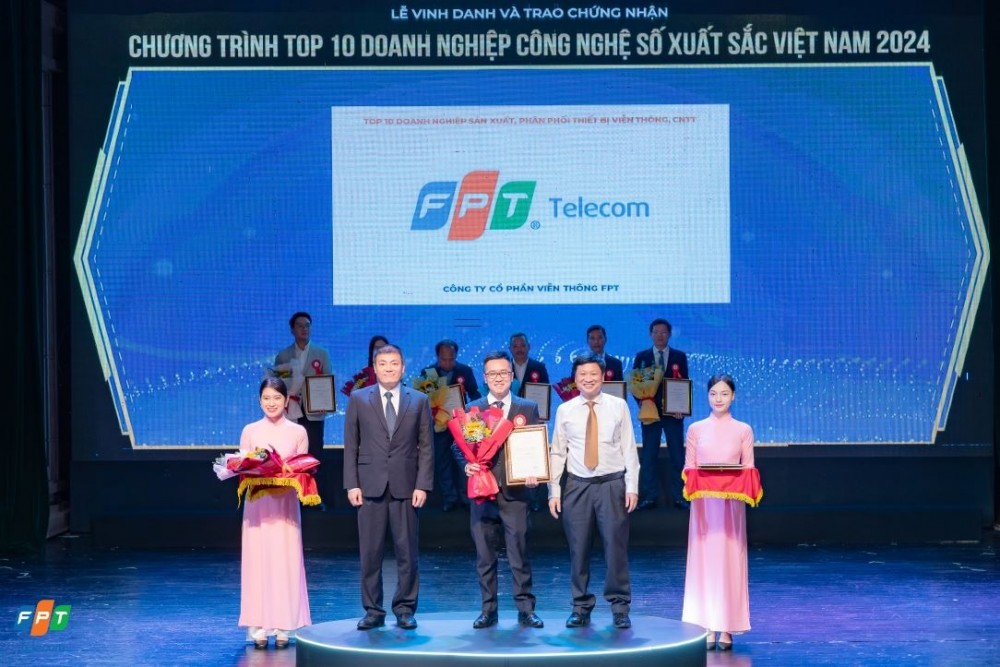 Ông Đỗ Đăng Tiến - Trưởng ban chính sách kinh doanh FPT Telecom - nhận giải ICT ở hạng mục Doanh nghiệp sản xuất, phân phối thiết bị viễn thông, CNTT.