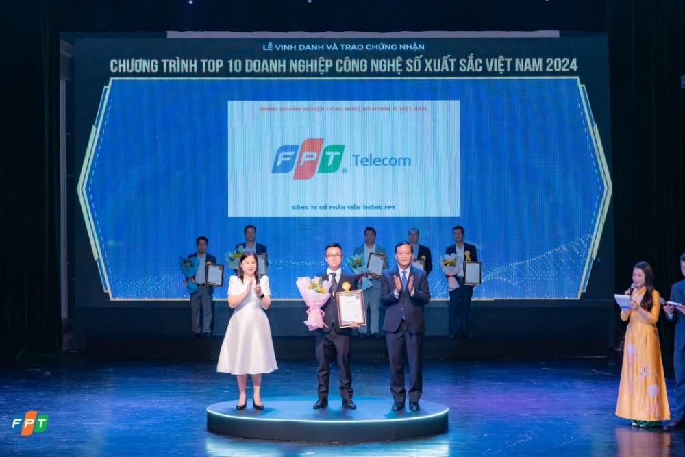 Ông Đỗ Đăng Tiến - Đại diện FPT Telecom nhận giấy chứng nhận Doanh nghiệp nghìn tỷ.