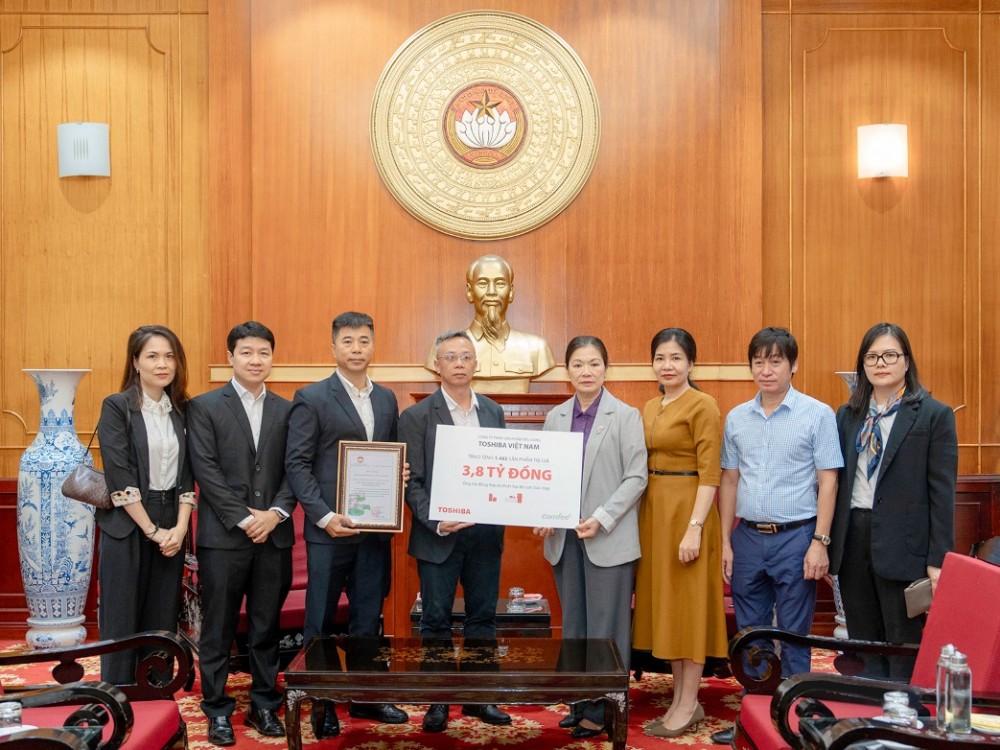 Bà Trương Thị Ngọc Ánh – Phó Chủ tịch Ủy ban Trung ương Mặt trận Tổ quốc Việt Nam đã tiếp nhận phần trao tặng từ Ông Hồ Xuân Lộc, Tổng Giám Đốc Công Ty TNHH Sản Phẩm Tiêu Dùng Toshiba Việt Nam.