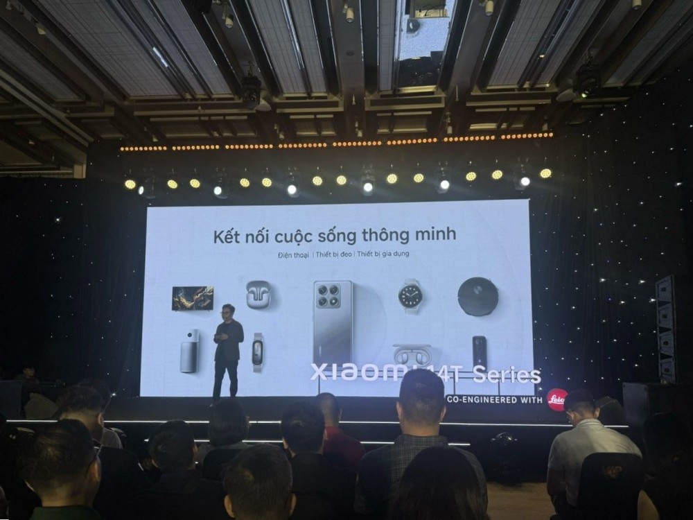  Ngoài ra, Xiaomi 14T Series giúp người dùng được tận hưởng các chế độ chụp ảnh độc quyền như chân dung nghệ thuật, nhiều lớp phủ màu (filter) độc đáo và dấu chìm mang tính biểu tượng của Leica. Về khả năng quay phim, bộ đôi Xiaomi 14T và Xiaomi 14T Pro cũng không hề kém cạnh khi cung cấp các chế độ chuyên nghiệp như phim ảnh, đạo diễn và MasterCinema, mang lại những thước phim đỉnh cao. Bên cạnh camera thì thiết kế cũng là một điểm nhấn rất đáng giá của Xiaomi 14T series. Không chỉ sở hữu thiết kế thanh lịch với khung viền nhôm, cùng 3 màu sắc tinh tế là Xám Titan, Xanh Titan, và Đen Titan. Cả hai model đều đạt chuẩn IP68, kháng bụi và nước để bền bỉ trong nhiều điều kiện sử dụng.