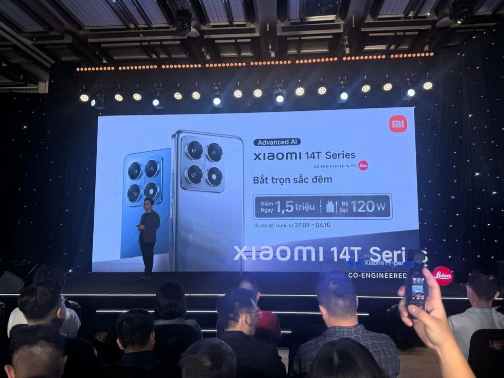  Ngoài ra, Xiaomi 14T Series giúp người dùng được tận hưởng các chế độ chụp ảnh độc quyền như chân dung nghệ thuật, nhiều lớp phủ màu (filter) độc đáo và dấu chìm mang tính biểu tượng của Leica. Về khả năng quay phim, bộ đôi Xiaomi 14T và Xiaomi 14T Pro cũng không hề kém cạnh khi cung cấp các chế độ chuyên nghiệp như phim ảnh, đạo diễn và MasterCinema, mang lại những thước phim đỉnh cao. Bên cạnh camera thì thiết kế cũng là một điểm nhấn rất đáng giá của Xiaomi 14T series. Không chỉ sở hữu thiết kế thanh lịch với khung viền nhôm, cùng 3 màu sắc tinh tế là Xám Titan, Xanh Titan, và Đen Titan. Cả hai model đều đạt chuẩn IP68, kháng bụi và nước để bền bỉ trong nhiều điều kiện sử dụng.