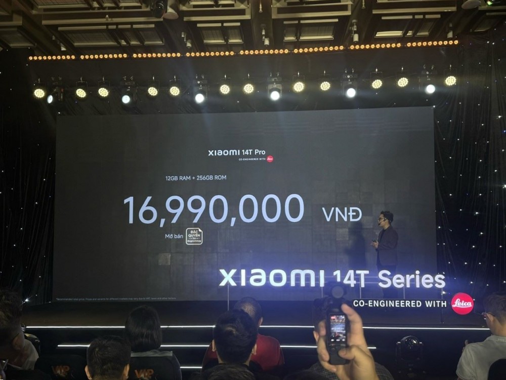  Ngoài ra, Xiaomi 14T Series giúp người dùng được tận hưởng các chế độ chụp ảnh độc quyền như chân dung nghệ thuật, nhiều lớp phủ màu (filter) độc đáo và dấu chìm mang tính biểu tượng của Leica. Về khả năng quay phim, bộ đôi Xiaomi 14T và Xiaomi 14T Pro cũng không hề kém cạnh khi cung cấp các chế độ chuyên nghiệp như phim ảnh, đạo diễn và MasterCinema, mang lại những thước phim đỉnh cao. Bên cạnh camera thì thiết kế cũng là một điểm nhấn rất đáng giá của Xiaomi 14T series. Không chỉ sở hữu thiết kế thanh lịch với khung viền nhôm, cùng 3 màu sắc tinh tế là Xám Titan, Xanh Titan, và Đen Titan. Cả hai model đều đạt chuẩn IP68, kháng bụi và nước để bền bỉ trong nhiều điều kiện sử dụng.