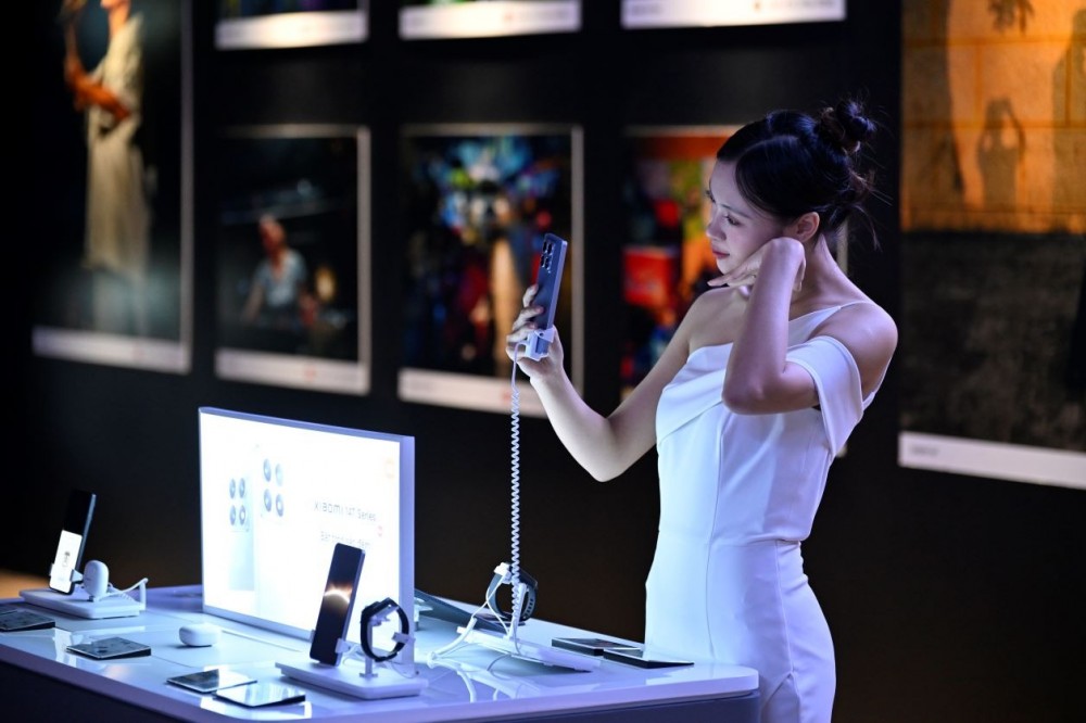  Ngoài ra, Xiaomi 14T Series giúp người dùng được tận hưởng các chế độ chụp ảnh độc quyền như chân dung nghệ thuật, nhiều lớp phủ màu (filter) độc đáo và dấu chìm mang tính biểu tượng của Leica. Về khả năng quay phim, bộ đôi Xiaomi 14T và Xiaomi 14T Pro cũng không hề kém cạnh khi cung cấp các chế độ chuyên nghiệp như phim ảnh, đạo diễn và MasterCinema, mang lại những thước phim đỉnh cao. Bên cạnh camera thì thiết kế cũng là một điểm nhấn rất đáng giá của Xiaomi 14T series. Không chỉ sở hữu thiết kế thanh lịch với khung viền nhôm, cùng 3 màu sắc tinh tế là Xám Titan, Xanh Titan, và Đen Titan. Cả hai model đều đạt chuẩn IP68, kháng bụi và nước để bền bỉ trong nhiều điều kiện sử dụng.