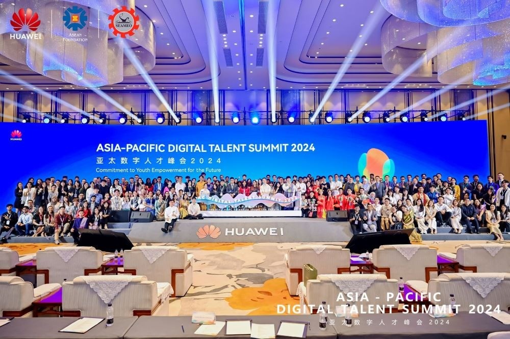 Hướng tới Tương lai Kết nối, Số hóa và Thông minh, Huawei đã đưa 6 sinh viên Việt Nam xuất sắc tham dự Hội nghị Thượng đỉnh Nhân tài Số Châu Á - Thái Bình Dương (APAC Digital Talent Summit 2024).