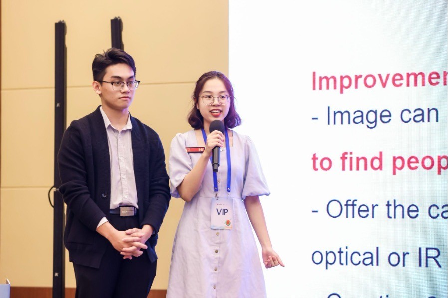 Sinh viên Phạm Quỳnh Trang và Cao Sỹ Dương thuyết trình về dự án SKYNET tại cuộc thi