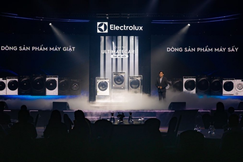 Electrolux củng cố vị thế chuyên gia chăm sóc áo quần bằng loạt máy giặt sấy máy sấy mới Theo đó, dòng sản phẩm Electrolux ULTIMATECARE thế hệ Mới với những giải pháp thiết thực dựa trên nhu cầu của người dùng, kết hợp chất lượng và phong cách thiết kế tinh tế đến từ Bắc Âu, sẽ là bước tiến quan trọng trong sứ mệnh nâng cao hiệu quả chăm sóc trang phục. Với hơn 100 năm kinh nghiệm trong ngành sản xuất thiết bị gia dụng toàn cầu, Electrolux UltimateCare thế hệ Mới được thiết kế giúp người dùng dễ dàng chăm sóc tủ quần áo một cách tốt nhất, dù là những bộ đồ hằng ngày hay trang phục cao cấp dành cho dịp đặc biệt. Điểm nổi bật của dòng sản phẩm này là khả năng cân bằng hoàn hảo giữa hiệu suất giặt giũ, công nghệ vượt trội, đồng thời vẫn tiết kiệm thời gian, điện năng và bảo vệ môi trường. Chia sẻ về dòng sản phẩm mới, ông Robert Vũ Triệu Vương, Tổng giám đốc Electrolux Việt Nam, cho biết: “Trong hai thập kỷ qua, khối lượng quần áo sử dụng đã tăng gấp bốn lần, khiến ngành công nghiệp may mặc hiện nay chiếm 8% vào lượng khí thải toàn cầu. Là một trong những chuyên gia chăm sóc quần áo hàng đầu, mục tiêu của Electrolux đến năm 2030 là tăng gấp đôi tuổi thọ của áo quần, và giảm một nửa tác động của chúng lên môi trường. Bằng cách phát triển các sản phẩm tiên tiến và bền vững như Electrolux UltimateCare thế hệ Mới, Electrolux mong muốn đồng hành cùng thế hệ trẻ trong hành trình thay đổi lối sống, hướng đến một tương lai tốt đẹp hơn.” Có thể nói trong hơn một thế kỷ qua, Electrolux đã mang đến những sản phẩm chất lượng hàng đầu Châu Âu đến với hơn 120 quốc gia. Với tinh thần Scandinavia, thể hiện qua thiết kế tinh tế, sang trọng, đồng thời vẫn tập trung vào tính tiện dụng và sự bền vững với môi trường. Sự kết hợp hài hòa giữa tính thẩm mỹ và công nghệ tiên tiến đã tạo ra một vẻ đẹp tinh tế, giúp sản phẩm dễ dàng tương thích với nhiều loại không gian. Và dòng sản phẩm UltimateCare thế hệ Mới được Electrolux cho ra mắt lần này sẽ bao gồm Máy giặt và Máy sấy. Đây là bộ đôi đều được tích hợp hàng loạt công nghệ thông minh, tiên tiến dựa trên sự am hiểu người dùng. Trong đó, dòng máy giặt UltimateCare thế hệ Mới nổi bật với công nghệ FullWash 45, giúp giặt nhanh đầy tải chỉ trong vòng 45 phút. Trong khi đó dòng máy sấy UltimateCare thế hệ Mới là công nghệ sấy cảm biến radar 3DSense. Chia sẻ sâu hơn về công nghệ giặt nhanh FullWash 45 trên dòng máy giặt Electrolux UltimateCare thế hệ Mới, đại diện Electrolux cho biết, việc giặt tối đa tải trọng trong thời gian chỉ 45 phút là một bước tiến đột phá trong việc chăm sóc trang phục. Công nghệ này sử dụng các vòi phun nước mạnh mẽ kết hợp với chuyển động lốc xoáy đặc biệt ở 30°C, đảm bảo quần áo được giặt sạch hoàn toàn mà không phải tốn quá nhiều thời gian. Sản phẩm cũng được tích hợp công nghệ giặt nhanh thông minh IntelliQuick giúp tự động điều chỉnh và lựa chọn chế độ giặt nhanh tốt nhất dựa trên tải trọng của từng mẻ giặt. Sự kết hợp công nghệ đột phá ở máy giặt Electrolux UltimateCare thế hệ Mới không chỉ giúp rút ngắn thời gian giặt giũ đáng kể đối với máy giặt cửa trước mà còn giữ cho quần áo luôn được giặt sạch hiệu quả, ngay cả khi giặt với tải trọng tối đa của máy. Bên cạnh công nghệ giặt nhanh FullWash 45 và IntelliQuick, dòng máy giặt Electrolux UltimateCare thế hệ Mới còn tích hợp một loạt tính năng khác như: -	Phân bổ chất giặt xả thông minh IntelliDose: đảm bảo lượng chất giặt tẩy phân phối đồng đều, mang lại hiệu quả giặt sạch tối ưu. -	Hệ thống cảm biến độ bẩn thông minh AI SensorWash: giúp loại bỏ đến 53 loại vết bẩn cứng đầu nhất. -	Công nghệ Nâng niu sợi vải cao cấp CareDrum: giúp quần áo hạn chế tiếp xúc trực tiếp với lồng giặt bằng lớp đệm nước. -	Công nghệ Nâng niu vải mỏng DedicatesPlus: Chăm sóc những loại vải lụa, linen... hiệu quả. -	Hấp sấy chăn bông DuvetCare60: sử dụng hơi nước nóng để hấp sấy chăn bông kích cỡ lớn chỉ trong 60 phút. -	Màn hình Color TFT+ và ứng dụng Electrolux App: giúp theo dõi và điều khiển quy trình giặt một cách dễ dàng và tiện lợi. Còn ở dòng máy sấy Electrolux UltimateCare thế hệ Mới, với công nghệ sấy radar 3DSense, đây là công nghệ sấy dẫn đầu thị thị trường, được tích hợp trong máy sấy Electrolux UltimateCare thế hệ Mới, giúp máy hoạt động như một máy radar tinh vi, phát ra sóng để quét và xác định độ ẩm chính xác trong từng lớp vải, bao gồm cả những lớp vải dày nhất. Với khả năng đo lường độ ẩm dựa trên mức độ tĩnh điện, cảm biến 3DSense điều chỉnh thời gian và nhiệt độ sấy một cách phù hợp nhất, đảm bảo quần áo được sấy khô hoàn toàn mà không gây hại cho chất liệu. Công nghệ cảm biến này mang lại sự chính xác vượt trội trong quá trình sấy khô, giúp rút ngắn thời gian sấy, đồng thời nâng cao hiệu quả sấy, phục hồi 100% độ phồng của áo khoác lông vũ (hoặc áo phao), bảo vệ chất lượng vải tối ưu, giữ cho quần áo luôn mềm mại và bồng bềnh. Dòng máy sấy Electrolux UltimateCare thế hệ Mới cũng được trang bị một loạt tính năng nổi bật khác giúp nâng cao trải nghiệm chăm sóc quần áo: -	Công nghệ sấy bơm nhiệt tiết kiệm điện: hạn chế tiêu hao năng lượng hơn tới 60%. -	Chương trình diệt khuẩn chuyên sâu Hygiene: khử khuẩn quần áo, loại bỏ 99,9% vi khuẩn, vi rút. -	Công nghệ sấy hơi nước SteamCare: mang lại hiệu quả giảm nếp nhăn lên đến 50%. -	Cảm biến SensiCare: giúp bảo vệ chất liệu vải, giữ cho quần áo luôn mềm mại. -	Chế độ ColourCare: hạn chế phai màu, bảo vệ màu sắc quần áo bền lâu. -	Công nghệ SyncDry: tự động kết nối máy sấy với máy giặt để đưa ra chương trình sấy phù hợp. Máy giặt và máy sấy Electrolux Electrolux UltimateCare thế hệ Mới bao gồm các dòng 300, 500, 700 và 900, sẽ được chính thức mở bán tại các cửa hàng thiết bị điện tử với giá bán lẻ từ 12 triệu đến 27 triệu đồng.