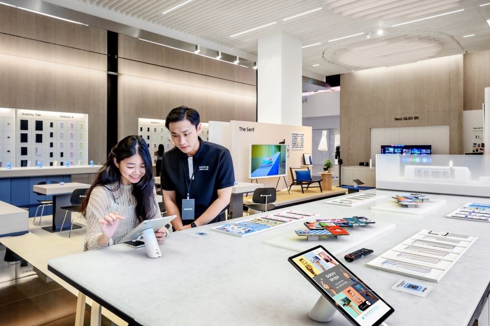 Khách hàng khám phá tương lai của công nghệ di động tại Mobile Zone