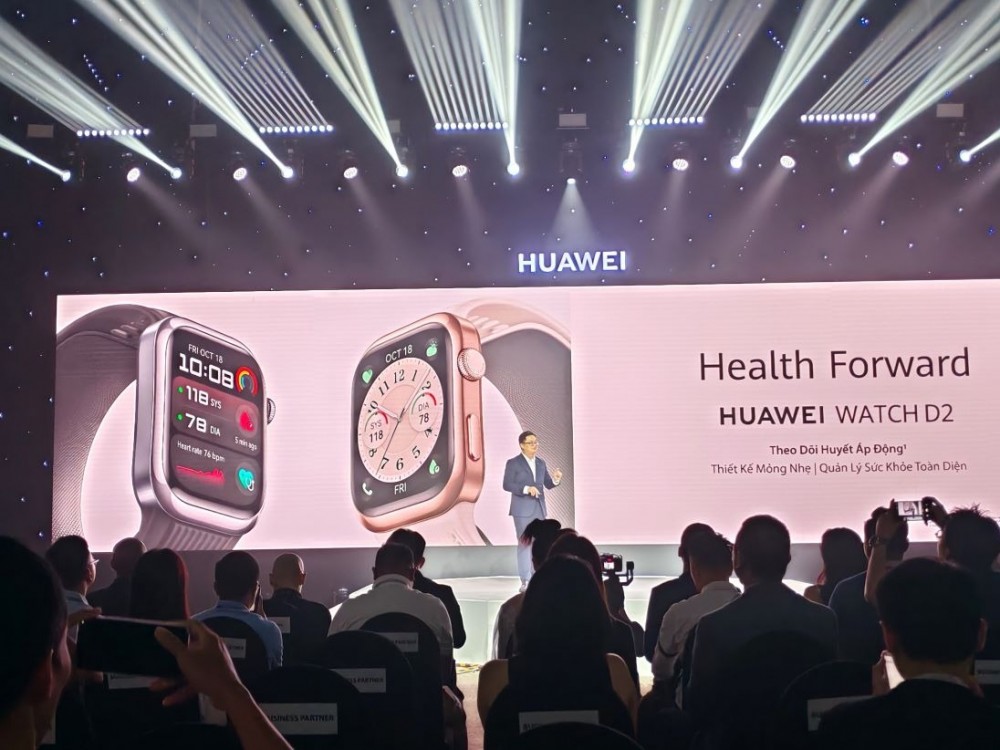  Khác với HUAWEI WATCH GT 5 Series, HUAWEI WATCH Ultimate với các Tính năng sân golf nâng cao và Chế độ thám hiểm nâng cao, cùng màu xanh hoàn toàn mới sẽ là phiên bản thể hiện tinh thần “Adventure Forward” đậm nét nhất, là sản phẩm hướng đến người dùng yêu thích thể thao ngoài trời, với trái tim phiêu lưu. 