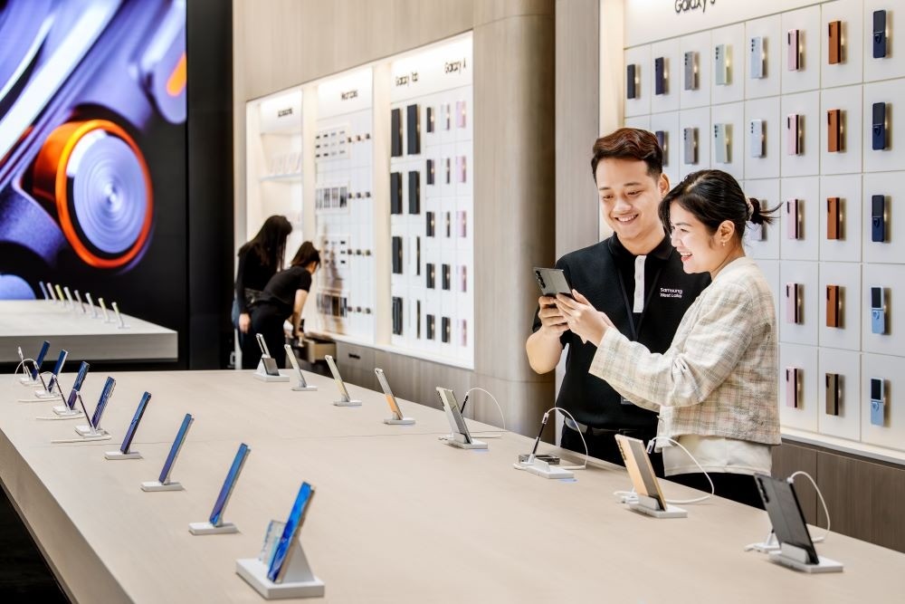 Khách hàng khám phá tương lai của công nghệ di động tại Mobile Zone