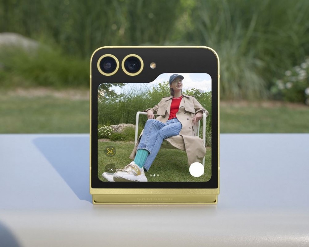 Tính năng Auto Zoom cho phép FlexCam tự động đề xuất khung hình tốt nhất Vượt qua cả sự sáng tạo, FlexCam trên Galaxy Z Flip 6 còn mang đến cho chị em cơ hội thoả sức trải nghiệm và sáng tạo với chiếc camera linh hoạt và thú vị nhất từ trước tới nay. Ví dụ như tính năng Auto Zoom cho phép FlexCam tự động đề xuất khung hình tốt nhất cho ảnh thông qua việc nhận diện đối tượng, tự động phóng to hoặc thu nhỏ trước khi thực hiện bất kỳ điều chỉnh nào. Như vậy chị em sẽ không cần phải cân chỉnh giữa chủ thể và phông nền, tha hồ thả dáng, tạo kiểu để có được tấm hình như ý.  