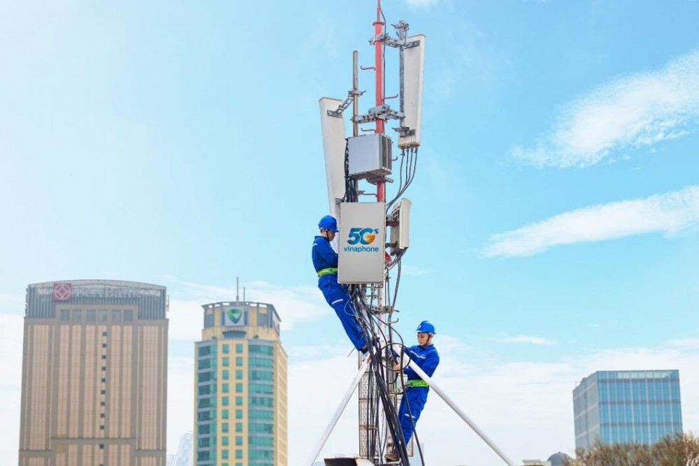 Kể từ ngày 13/10 tới đây tại nhiều tỉnh, thành trên cả nước sẽ có sóng VinaPhone 5G và các khách hàng của VinaPhone sẽ được trải nghiệm 5G siêu tốc miễn phí tại các khu vực phủ sóng 5G.