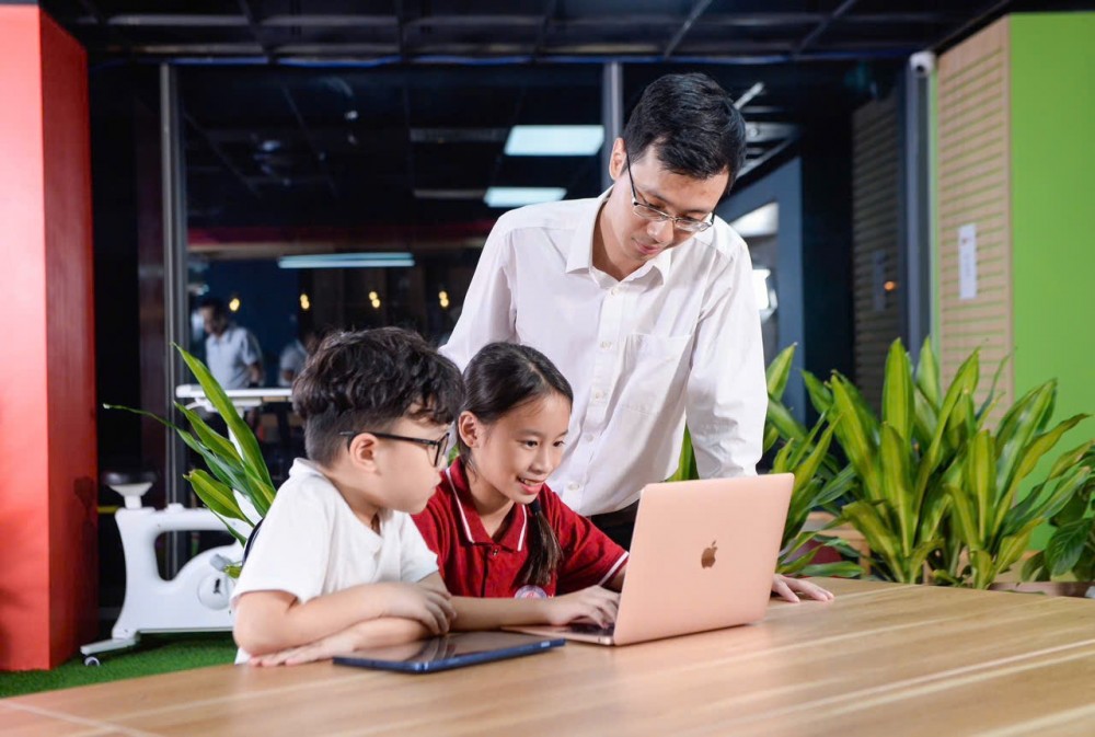 Đứng trước nỗi trăn trở của nhiều phụ huynh trong việc bảo vệ con như thế nào trên không gian mạng, mới đây VNPT đã ra mắt dịch vụ VNPT Family Safe như một phương pháp hướng dẫn, định hình cho con cách dùng mạng an toàn.