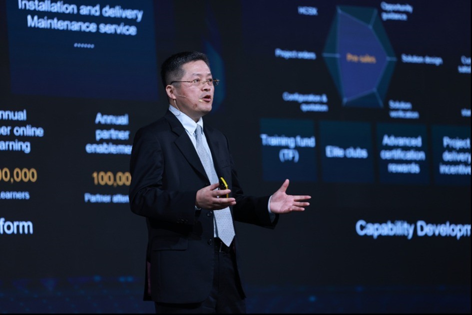 Ông Ernest Zhang – Chủ tịch Toàn cầu về Đối tác và Kinh doanh Phân phối Doanh nghiệp của Huawei