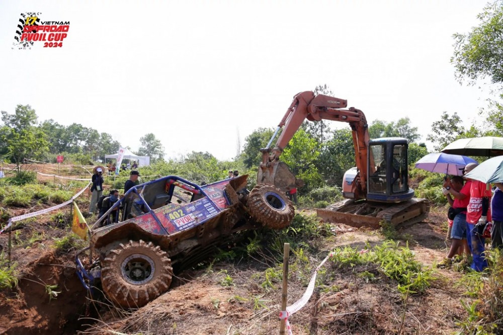 Xe cẩu căng mình "giải cứu" các tay đua