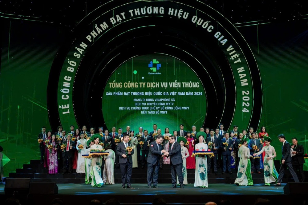 Là một trong những doanh nghiệp tiên phong trong chuyển đổi số quốc gia, VNPT luôn nỗ lực tìm kiếm những giải pháp sáng tạo, phát triển công nghệ nhằm giảm thiểu tác động tiêu cực đến môi trường và đồng thời tạo ra giá trị kinh tế. Đúng với thông điệp của Thương hiệu Quốc gia 2024 “Vươn mình tiến vào kỷ nguyên xanh”, cùng với lộ trình chuyển đổi từ một telco sang techco, VNPT đang hướng tới mục tiêu chuyển đổi xanh để đảm bảo sự phát triển bền vững. Mục tiêu đó đã giúp các nền tảng số VNPT gồm dịch vụ chứng thực ký số công cộng (VNPT CA), dịch vụ máy chủ điện toán đám mấy (VNPT Cloud) và hợp đồng điện tử (VNPT eContract) dễ dàng duyệt phục giám khảo để đại diện trong Thương hiệu Quốc gia 2024.