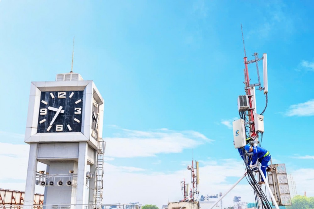 Trong thời đại số hóa, công nghệ 5G không chỉ là một bước nhảy vọt về tốc độ và hiệu suất mà còn là nền tảng để thay đổi cách chúng ta sống, làm việc và giao tiếp. Với tốc độ truyền tải nhanh gấp nhiều lần so với 4G, độ trễ thấp và khả năng kết nối hàng triệu thiết bị cùng lúc, 5G mở ra một kỷ nguyên mới cho nền kinh tế số và xã hội hiện đại.