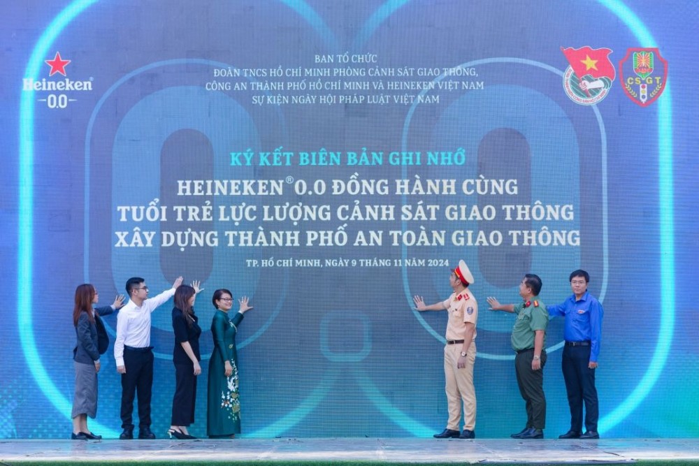 Trong khuôn khổ sự kiện Ngày hội Tuyên truyền Pháp luật Việt Nam, Công ty HEINEKEN Việt Nam đã chung tay cùng Đoàn Phòng Cảnh sát Giao thông Tp HCM ký biên bản ghi nhớ, cam kết hợp tác thực hiện các hoạt động thúc đẩy văn hóa uống có trách nhiệm, đồng thời tăng cường nhận thức trong cộng đồng với an toàn giao thông đường bộ. 