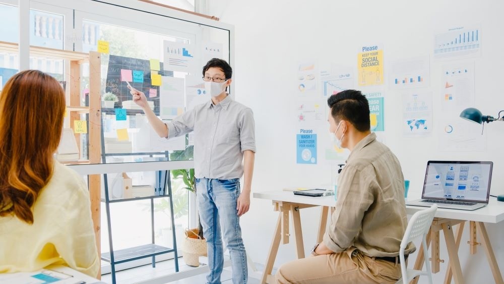 Thị trường việc làm đang biến đổi nhanh chóng, đòi hỏi người lao động phải liên tục thích ứng với những làn sóng mới từ công nghệ, xã hội và nhu cầu của bản thân.