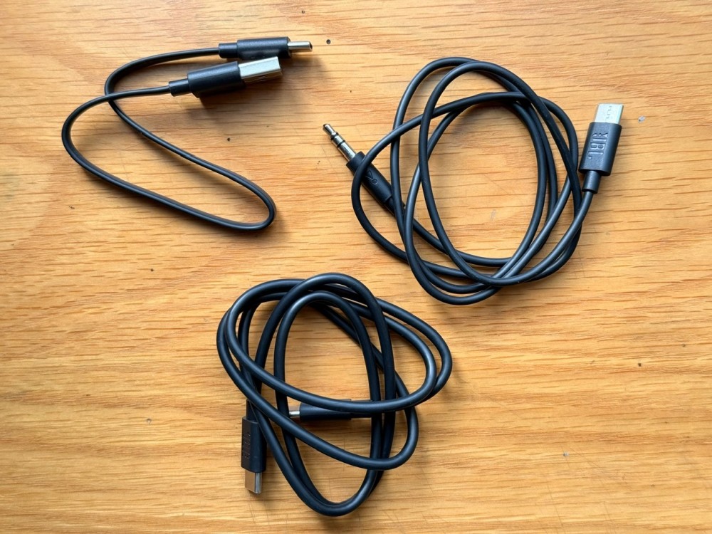  JBL Tour Pro 3 và những thay đổi ấn tượng Được biết đến là một trong những thương hiệu tai nghe đình đám, JBL lần đầu tiên ra mắt chiếc tai nghe JBL Tour Pro 2 đến người dùng Việt Nam vào năm ngoái. Đây là mẫu tai nghe true-wireless chống ồn có thiết kế vô cùng đặc biệt với màn hình được tích hợp ngay trên hộp sạc, giúp người dùng có thể dễ dàng điều khiển, bật tắt… kiểm soát các thông báo mà không cần phải mở ứng dụng trên smartphone.