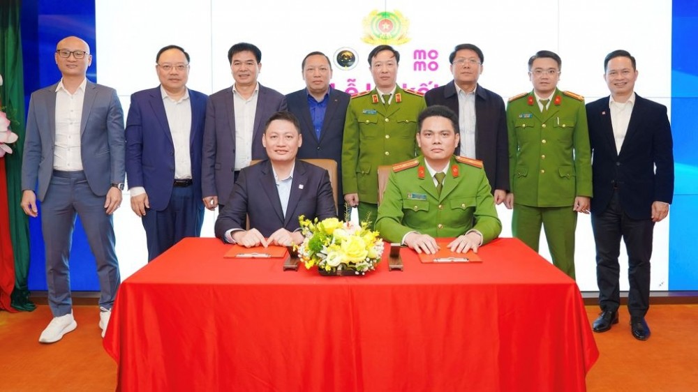 Theo đó, bên cạnh việc liên kết với ứng dụng VneID của Bộ Công an để cập nhật thông tin sinh trắc học, MoMo và Trung tâm RAR sẽ hợp tác nghiên cứu, triển khai các giải pháp số trong dịch vụ công, y tế, giáo dục, giao thông vận tải… và nhiều lĩnh vực khác.