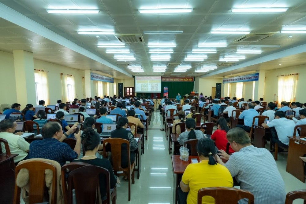 Đại học RMIT Việt Nam vừa triển khai tập huấn miễn phí cho giáo viên trên cả nước, nhằm hỗ trợ người làm công tác giáo dục nâng cao năng lực ứng dụng công nghệ AI, đặc biệt là AI tạo sinh, trong các hoạt động dạy và học.