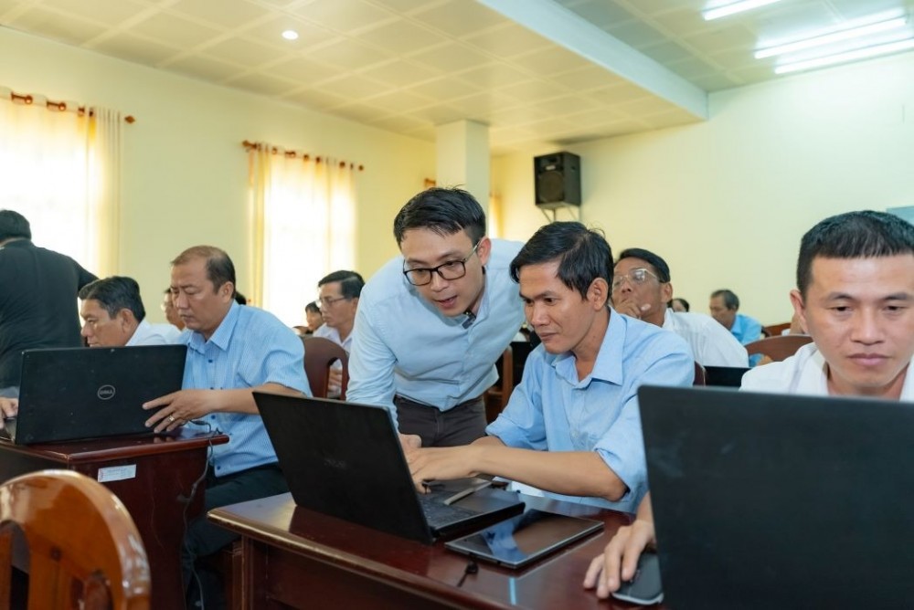 Đại học RMIT Việt Nam vừa triển khai tập huấn miễn phí cho giáo viên trên cả nước, nhằm hỗ trợ người làm công tác giáo dục nâng cao năng lực ứng dụng công nghệ AI, đặc biệt là AI tạo sinh, trong các hoạt động dạy và học.