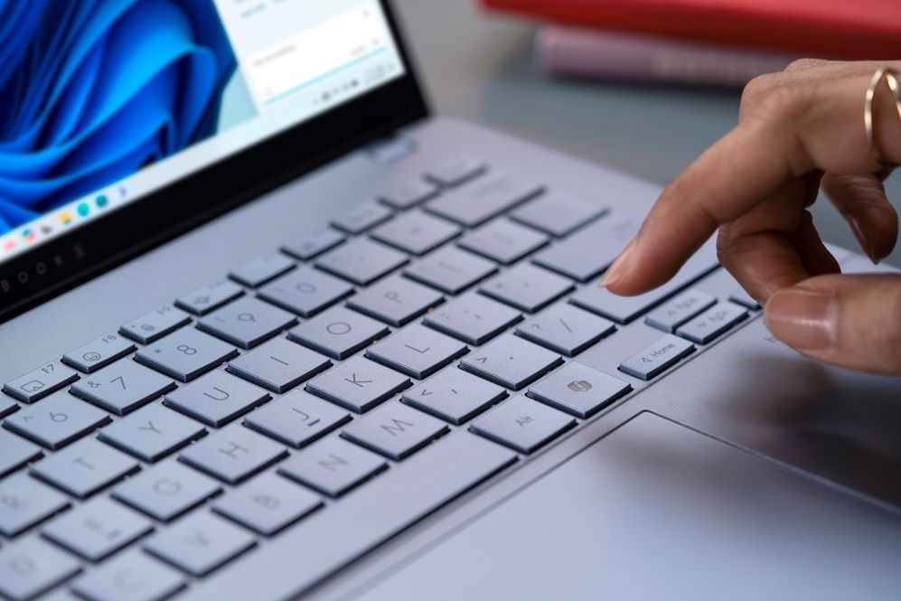   Ngoài ra, ASUS Vivobook S 14 còn có phím Copilot chuyên dụng, cho phép người dùng dễ dàng sử dụng các công cụ hỗ trợ AI của Windows 11 chỉ bằng 1 nút chạm.