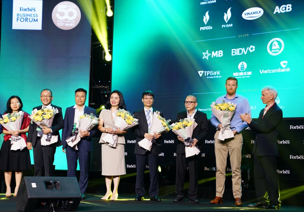 Ông Trương Hồng Sơn – Thành viên HĐQT PV GAS (thứ 4 từ phải qua) nhận vinh danh của Forbes Việt Nam.
