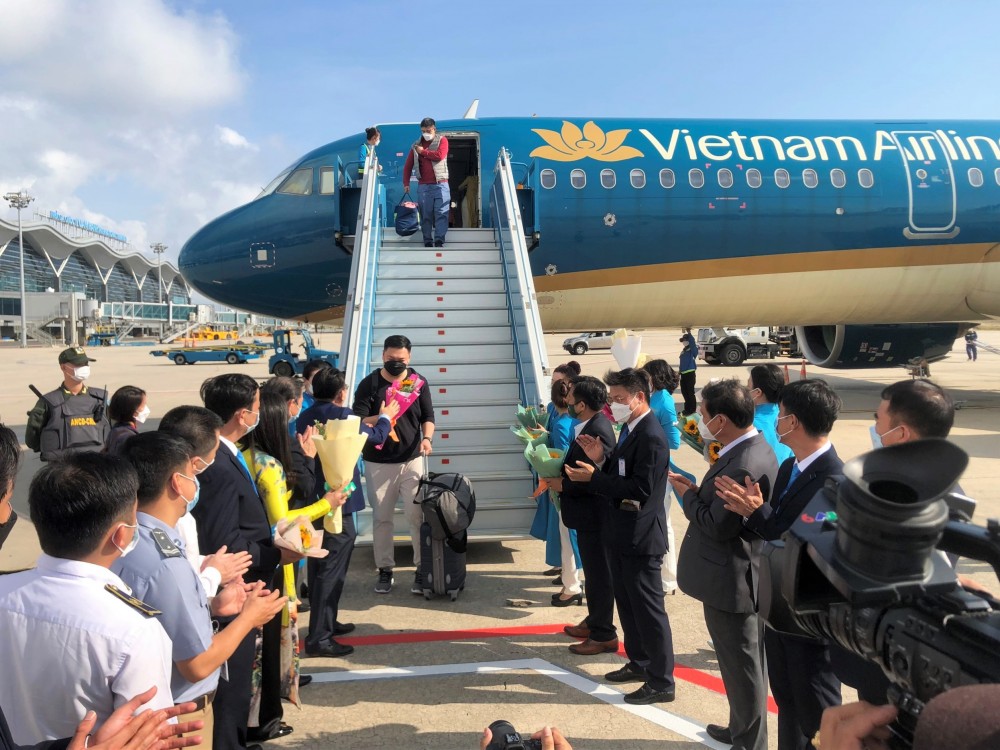 Tỉnh Khánh Hòa và Vietnam Airlines đã chào đón những du khách đầu tiên của năm Nhâm Dần đến với thành phố Nha Trang.