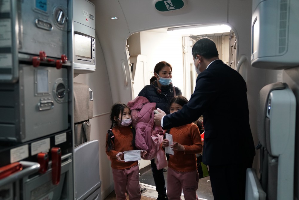 Những công dân trên hành trình cùng Vietnam Airlines trở về quê hương (ảnh VNA).