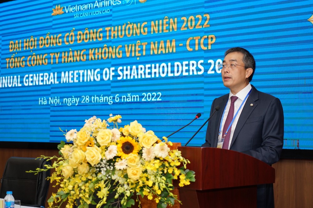 Chủ tịch Vietnam Airlines Đặng Ngọc Hòa phát biểu tại Đại hội đồng cổ đông Vietnam Airlines năm 2022 (ảnh VNA).