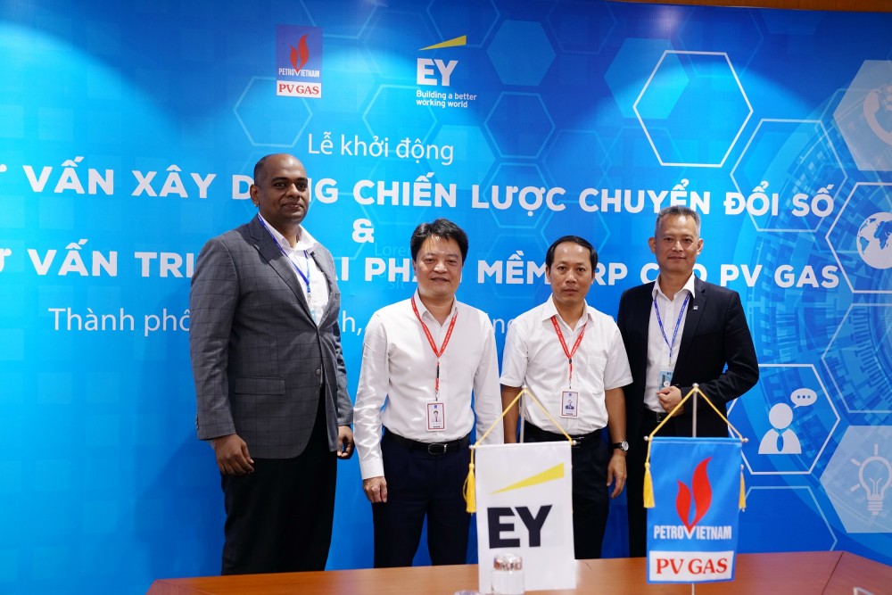 Tổng giám đốc PV GAS Hoàng Văn Quang và Phó Tổng giám đốc EY Phan Đằng Chương trao hoa lưu niệm trong nghi thức khởi động dự án.