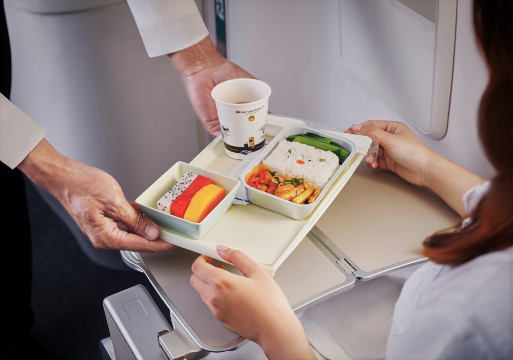Dịch vụ ẩm thực trên không cho hành khách khoang hạng Phổ thông (ảnh VNA).