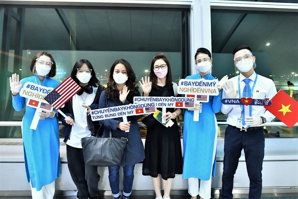 Hành khách chúc mừng Vietnam Airlines mở đường bay thường lệ đến Mỹ.