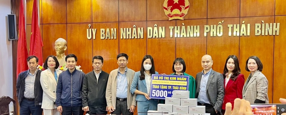 Bà Vũ Thị Kim Ngân đại diện công ty Cổ phần TNH99 trao tặng 5.000 bộ kit test nhanh covid cho UBND thành phố Thái Bình