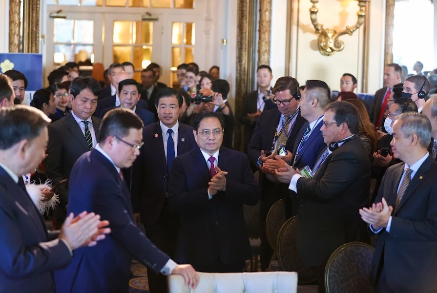 Thủ tướng Chính phủ tham dự sự kiện và chứng kiến các tổ chức, doanh nghiệp hai nước trao biên bản ghi nhớ hợp tác (ảnh VNA).
